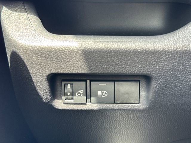 Used 2025 Toyota RAV4 XLE FWD image 29