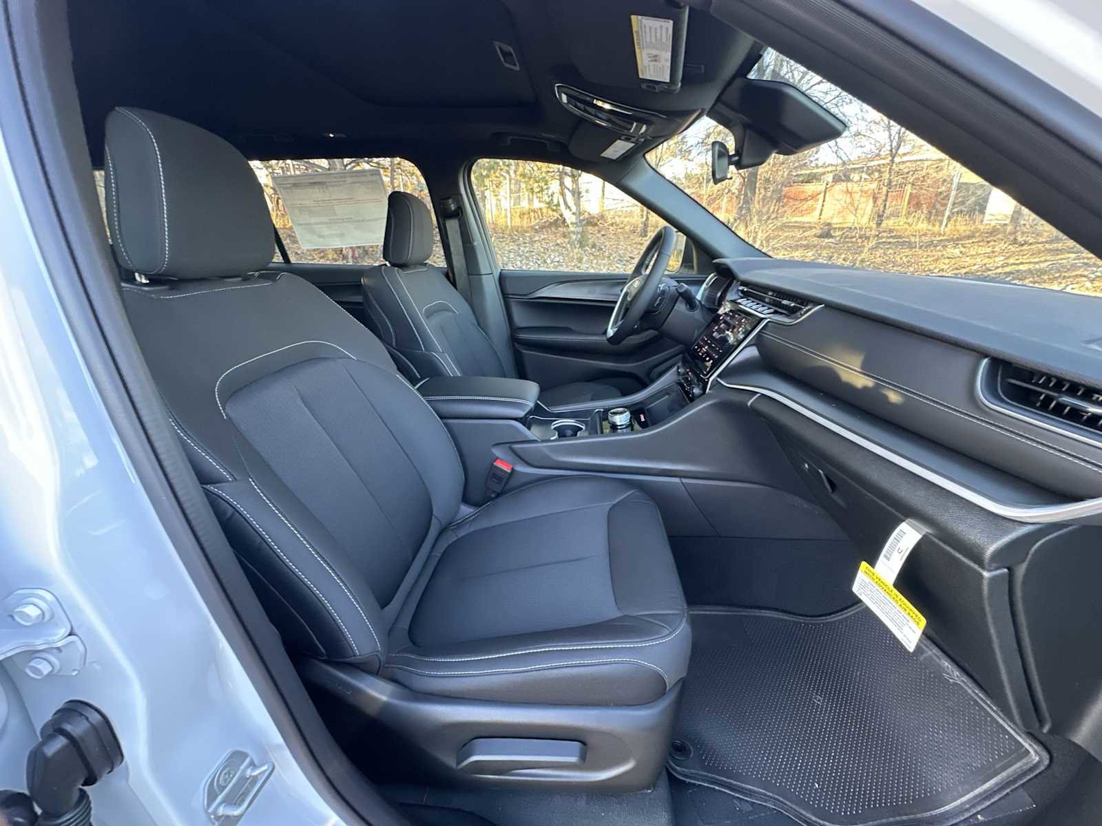 New 2025 Jeep Grand Cherokee L Laredo w/ Luxury Tech Group I image 25