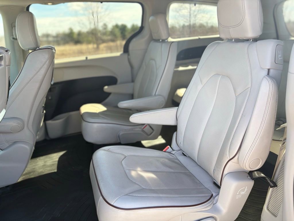 Used 2017 Chrysler Pacifica Limited w/ UConnect Theater Package image 32