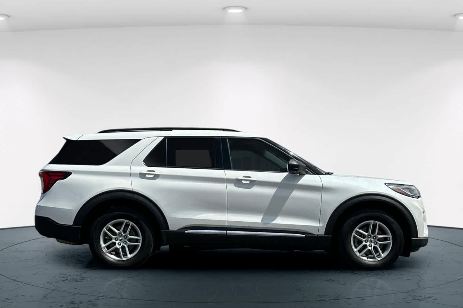 Used 2025 Ford Explorer Active AWD/4WD image 6