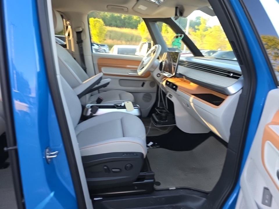 Used 2025 Volkswagen ID. Buzz Pro S Plus RWD image 17