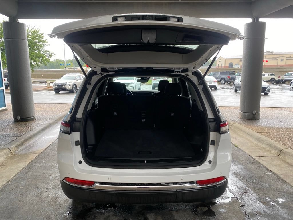 Used 2023 Jeep Grand Cherokee Laredo RWD image 9