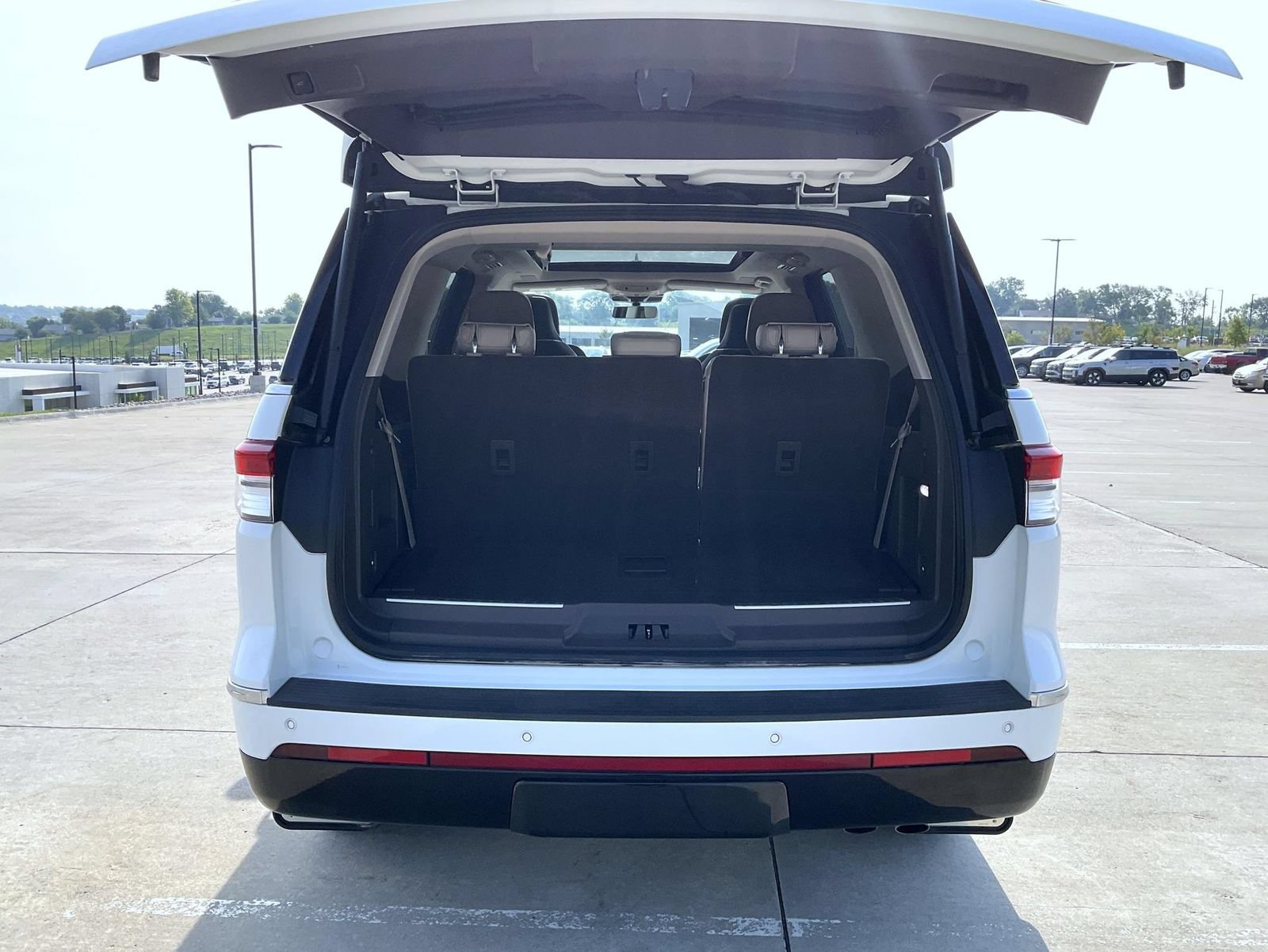 Certified 2023 Lincoln Navigator Reserve AWD/4WD image 9