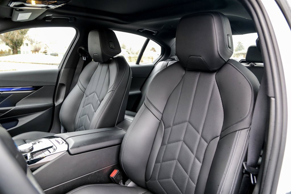 Used 2025 BMW i5 xDrive40 w/ Premium Package image 19