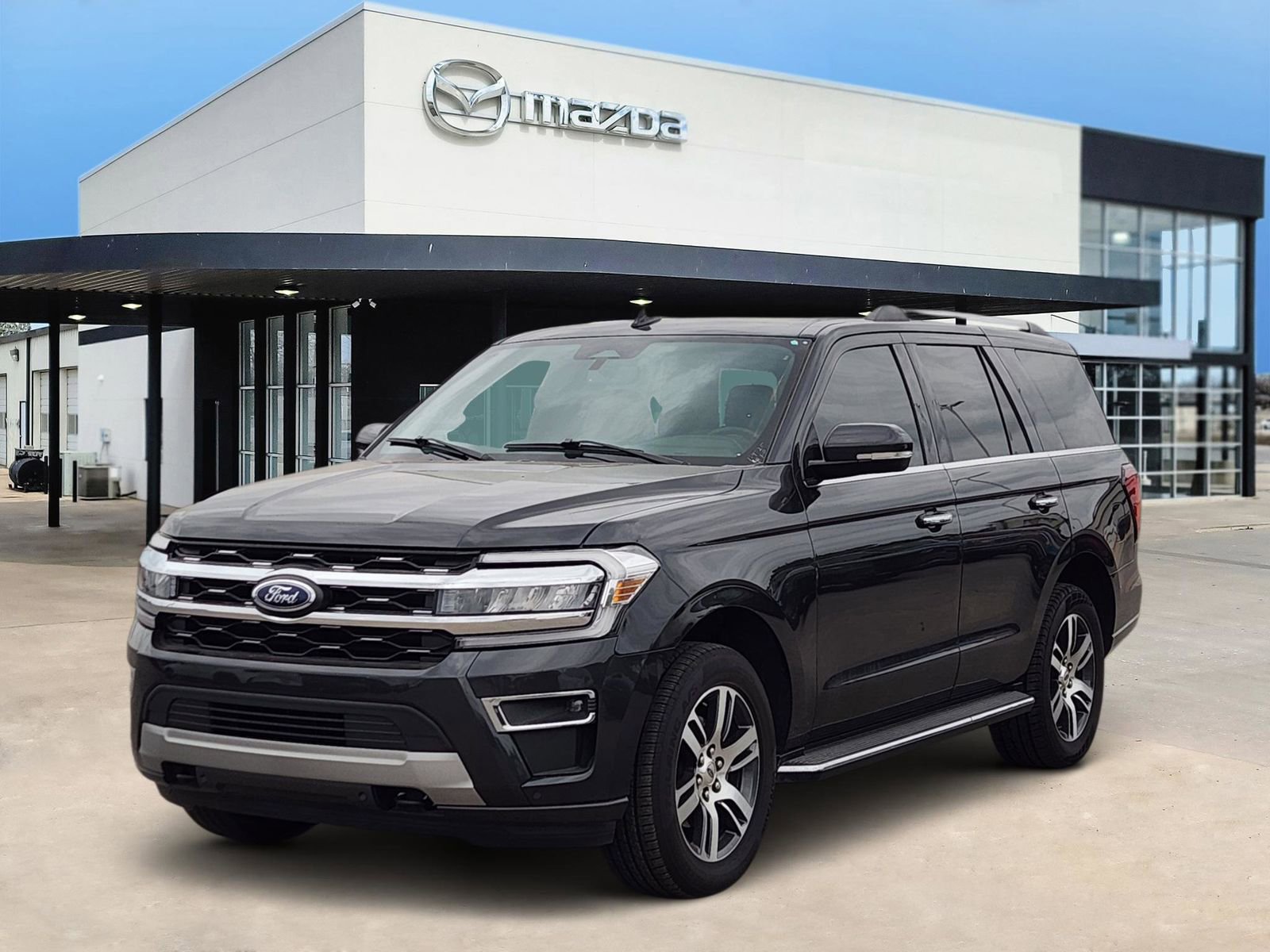 Used 2023 Ford Expedition Limited AWD/4WD image 2