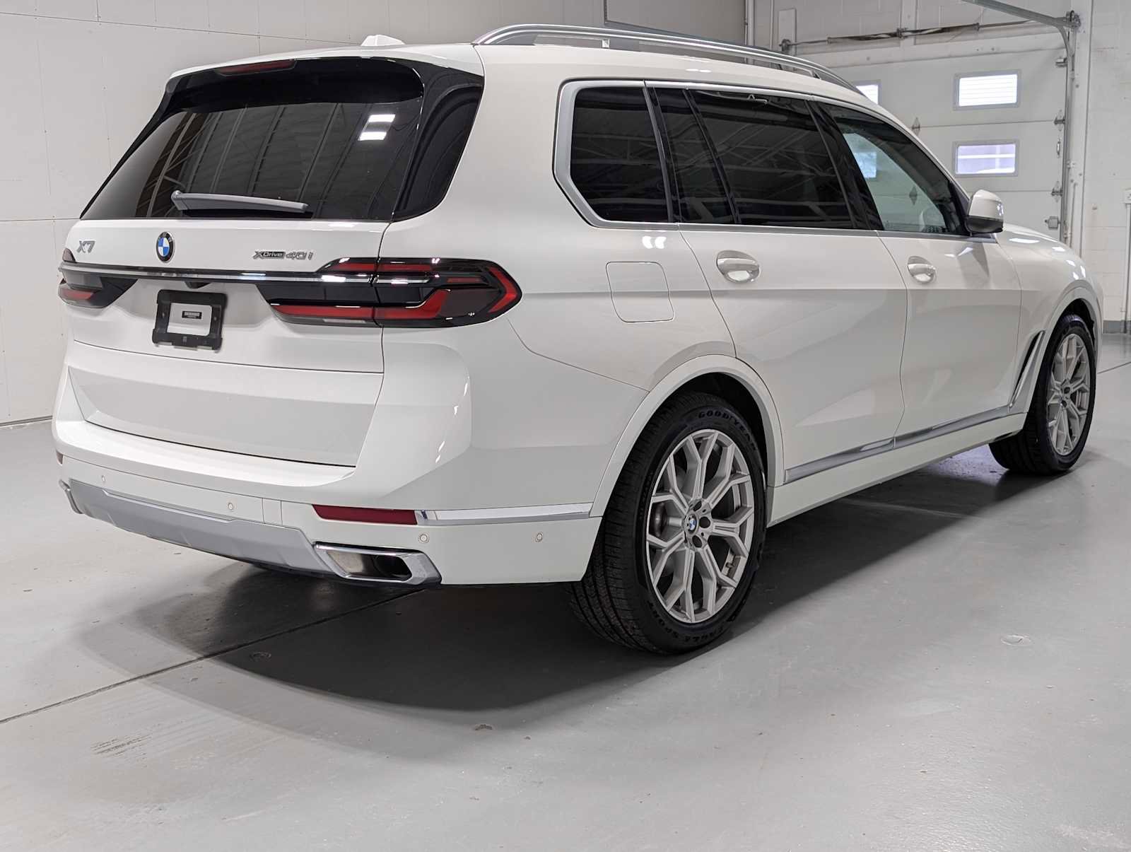 Used 2023 BMW X7 xDrive40i w/ Climate Comfort Package image 7