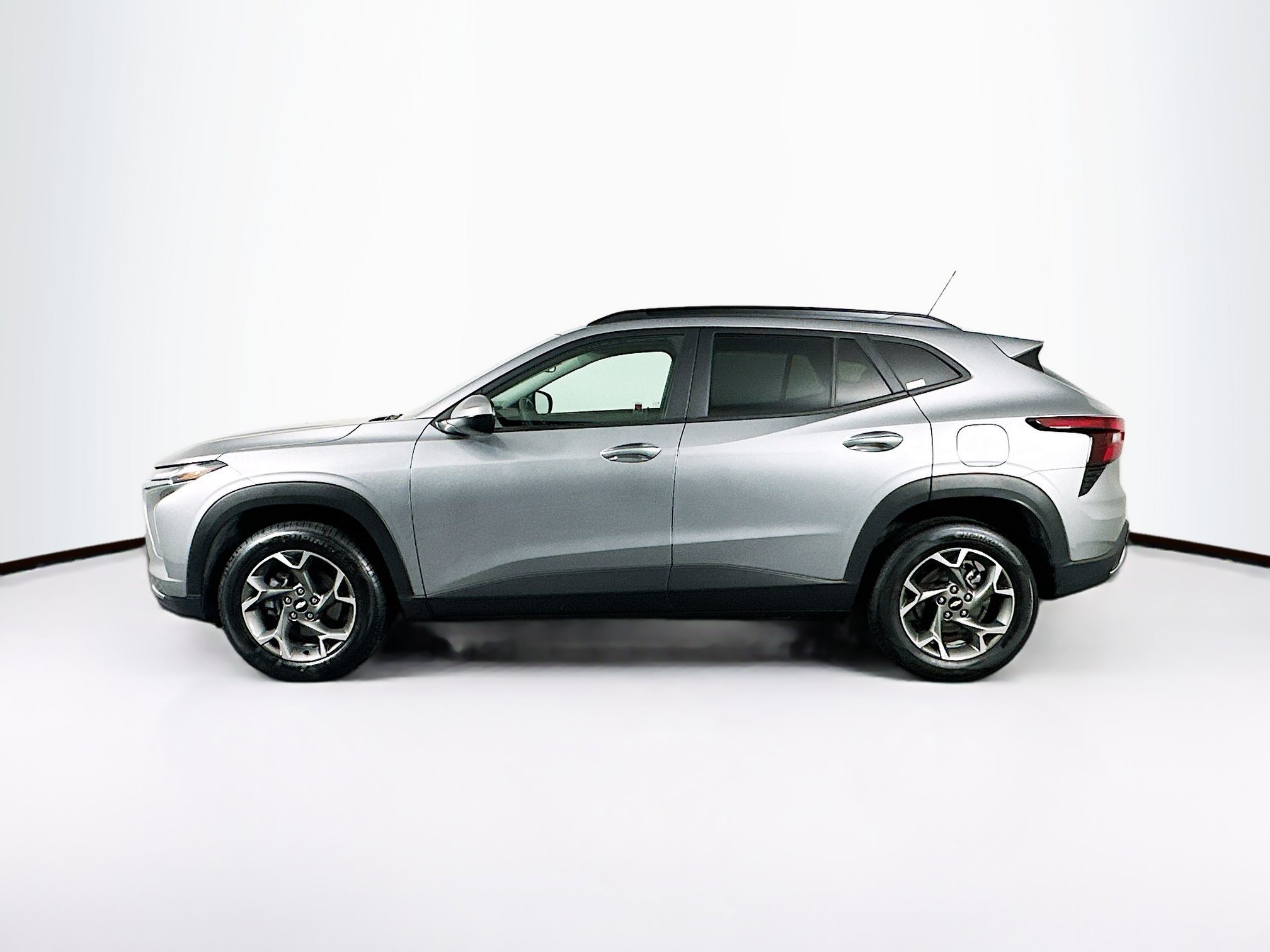 Used 2025 Chevrolet Trax LT FWD image 4