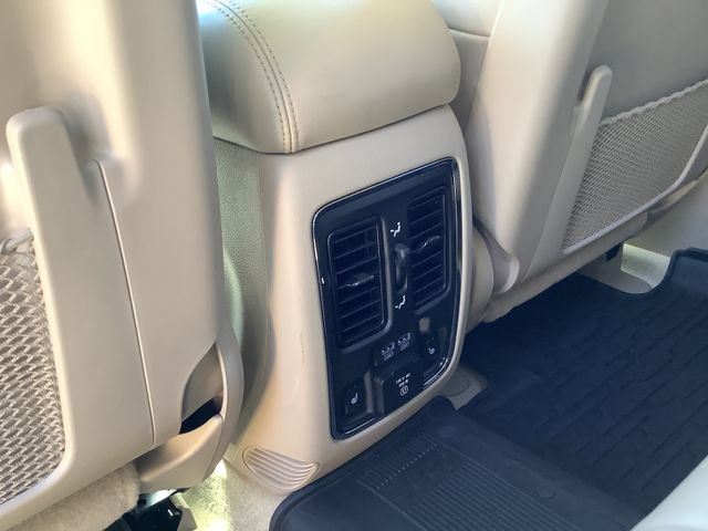 Used 2020 Jeep Grand Cherokee Overland AWD/4WD image 27