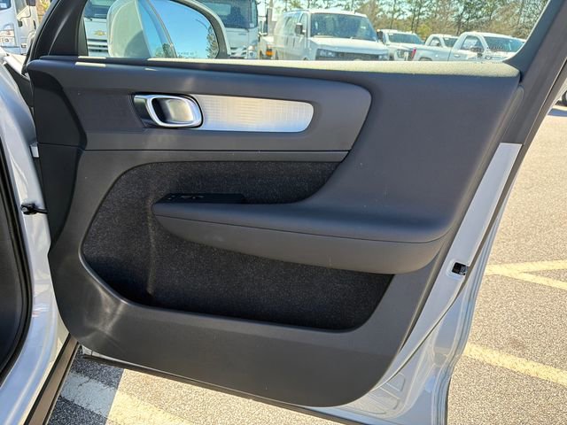 Used 2021 Volvo XC40 T4 Momentum image 14
