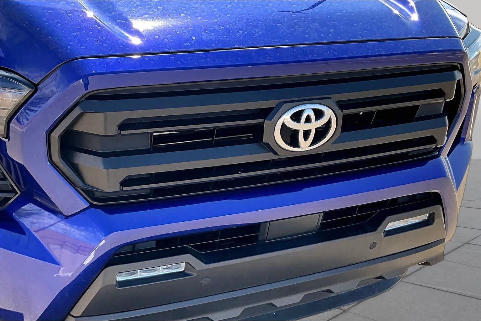 Used 2025 Toyota Tacoma SR5 AWD/4WD image 30