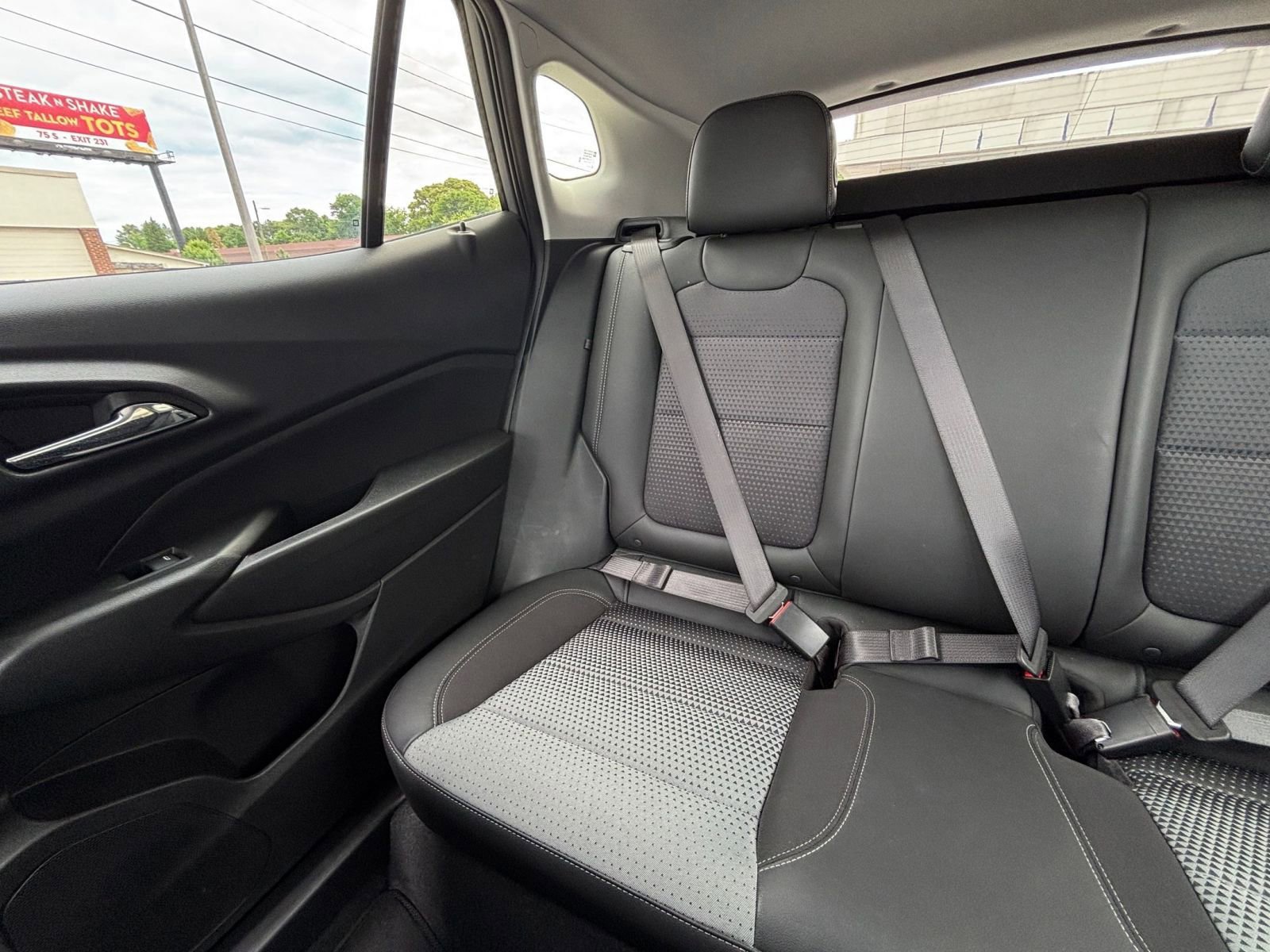 Used 2025 Chevrolet Trax LT w/ LT Convenience Package FWD image 39