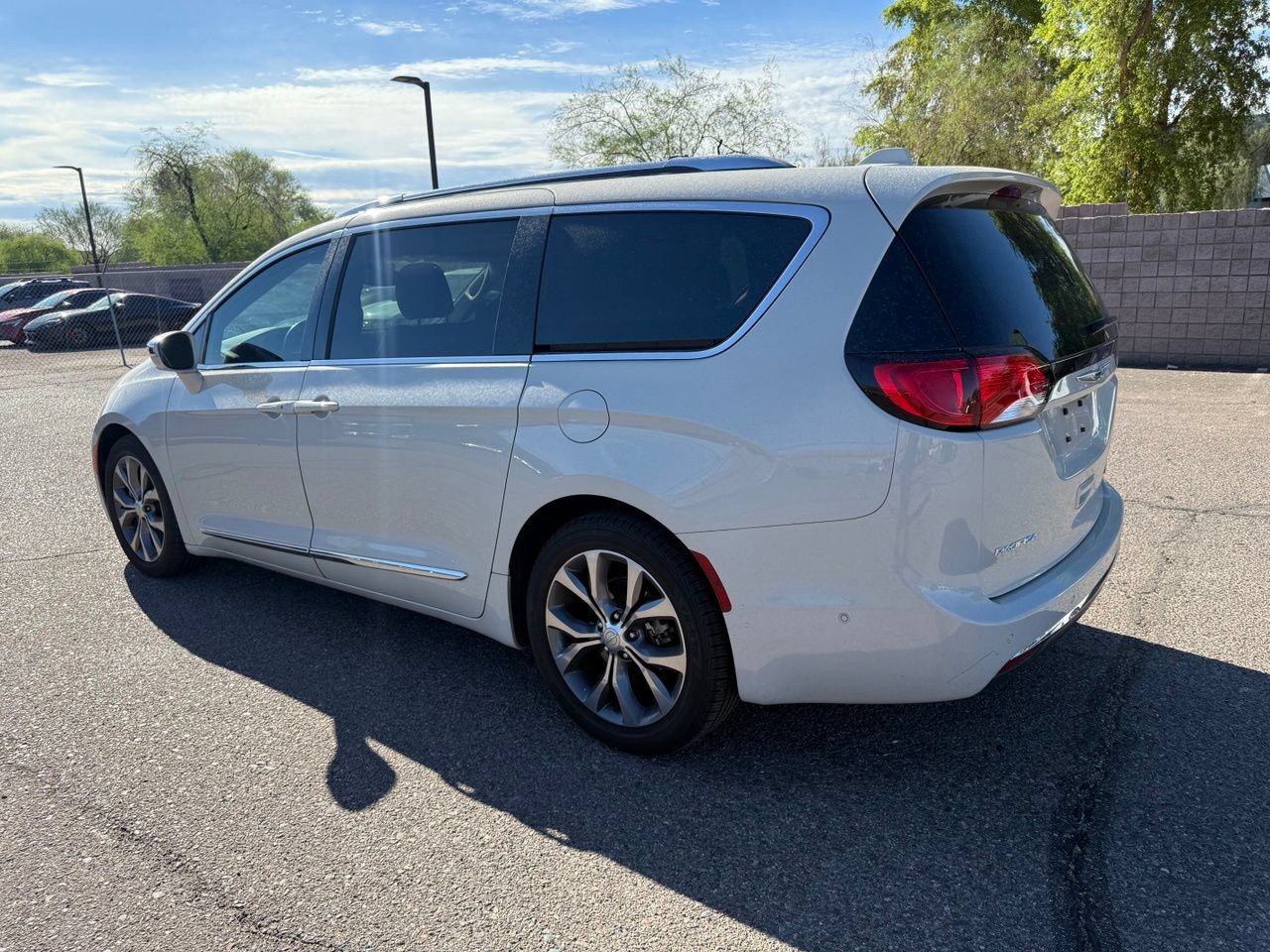 Used 2017 Chrysler Pacifica Limited w/ Advanced Safetytec Group FWD image 7
