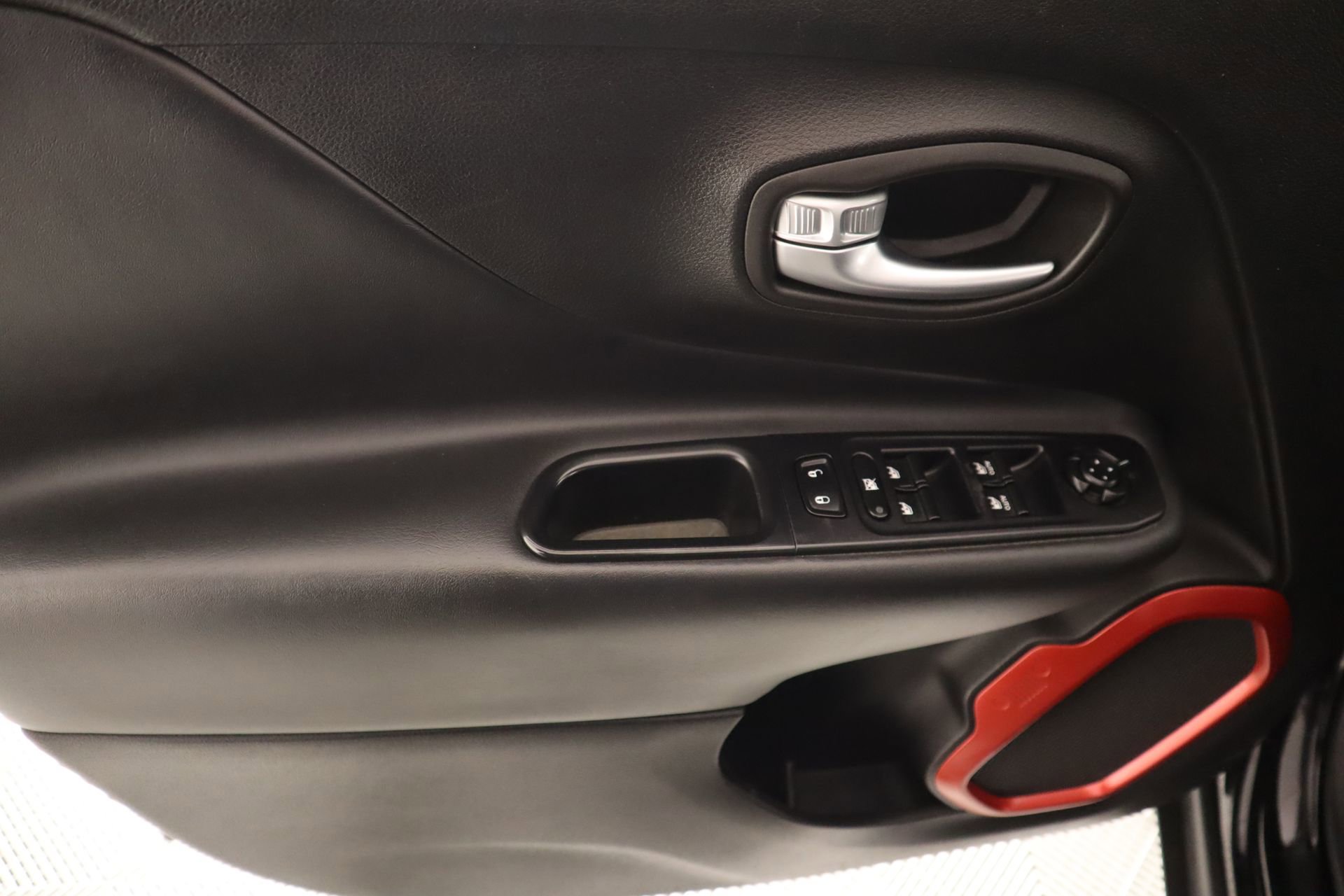 Used 2018 Jeep Renegade Trailhawk w/ UConnect 8.4 Nav Group image 15