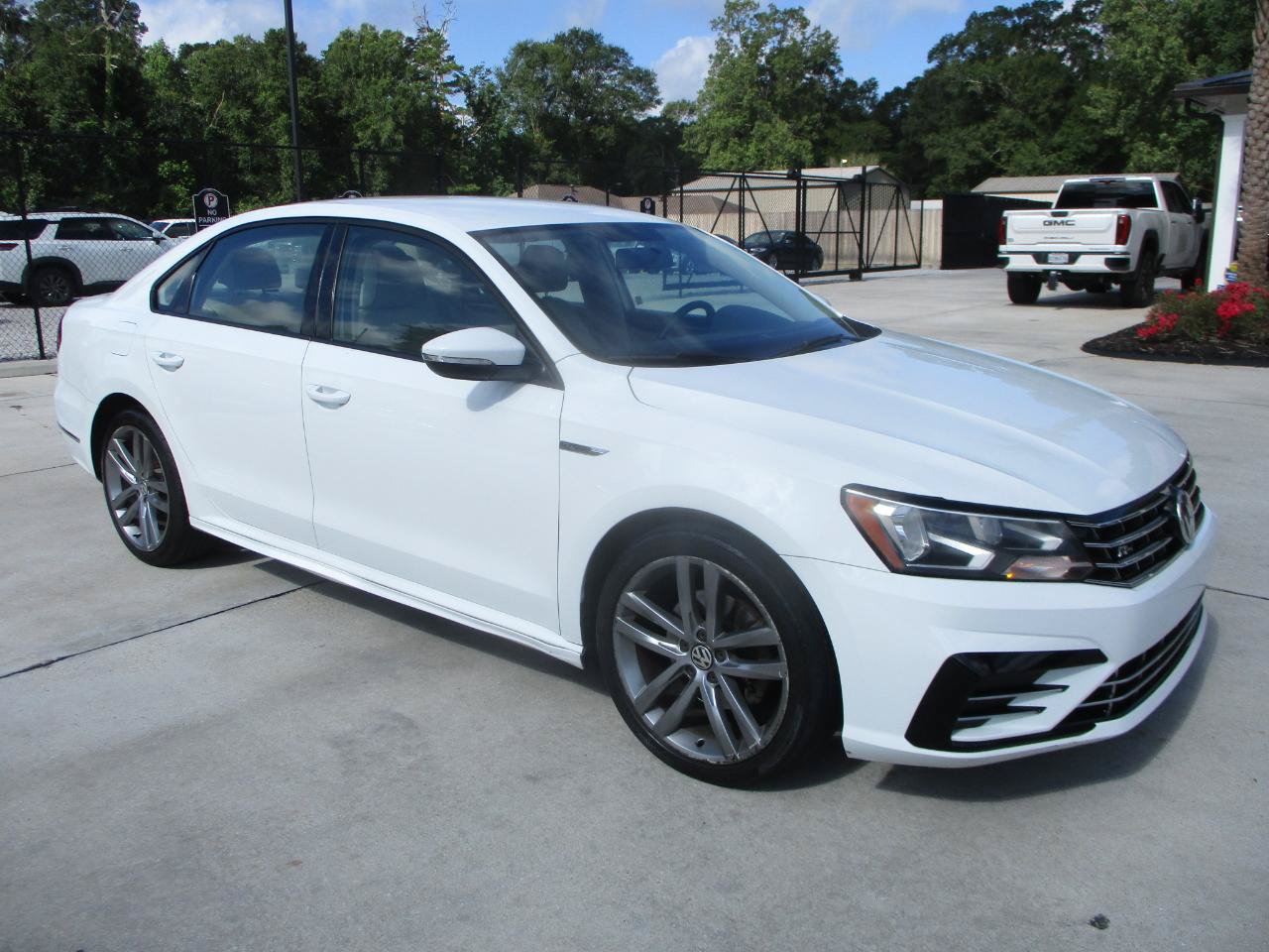 Used 2018 Volkswagen Passat 2.0T R-Line FWD image 4