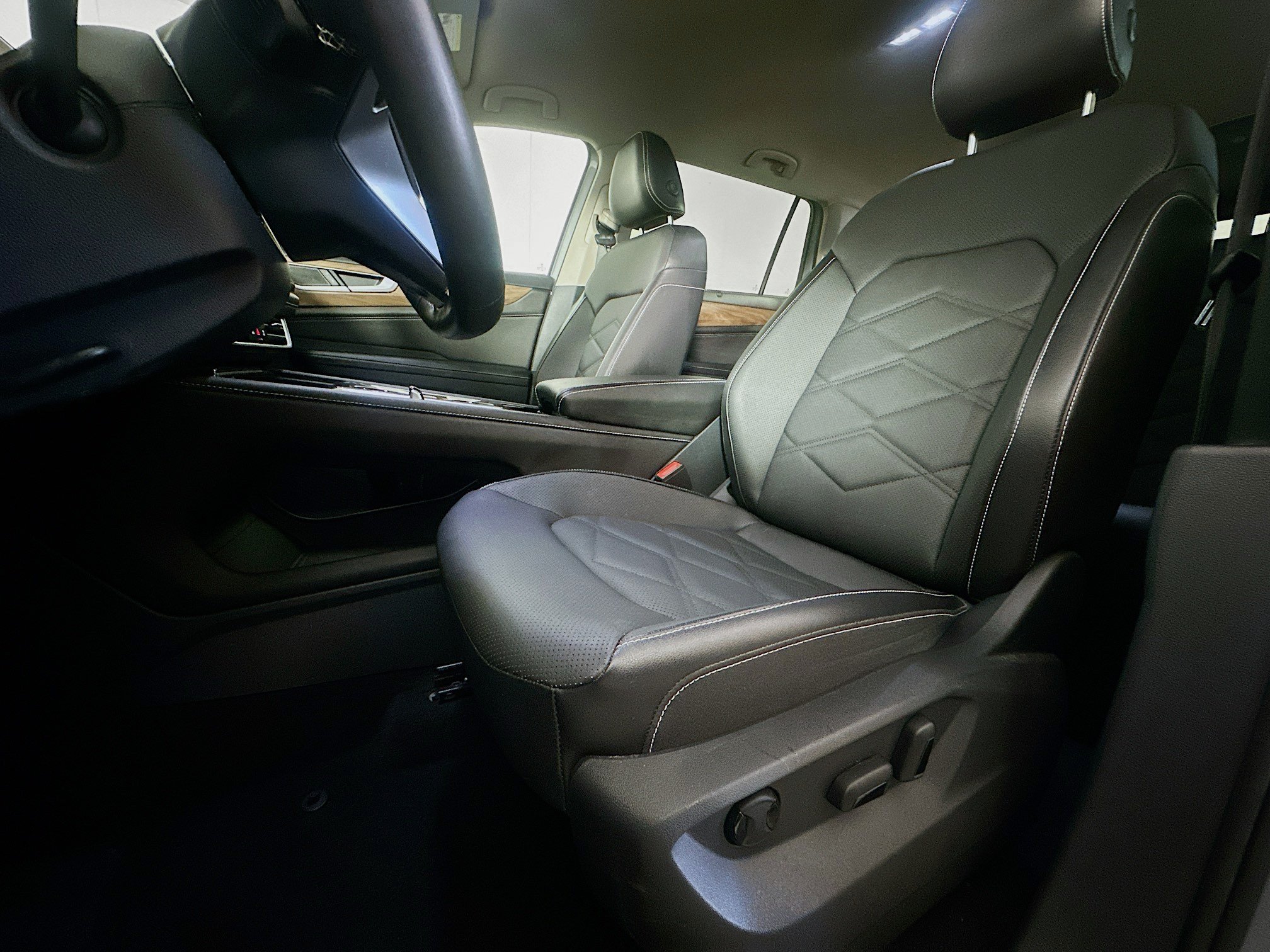 Used 2025 Volkswagen Atlas SE FWD image 13