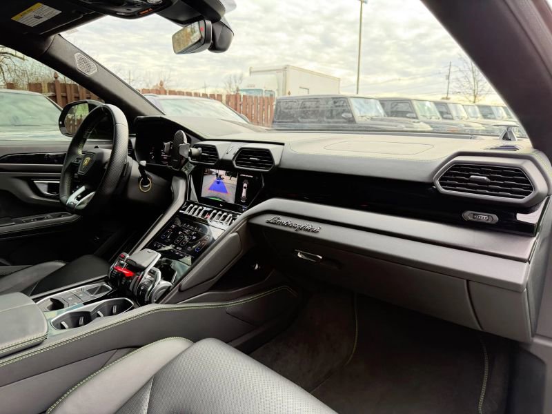 Used 2022 Lamborghini Urus AWD/4WD image 28