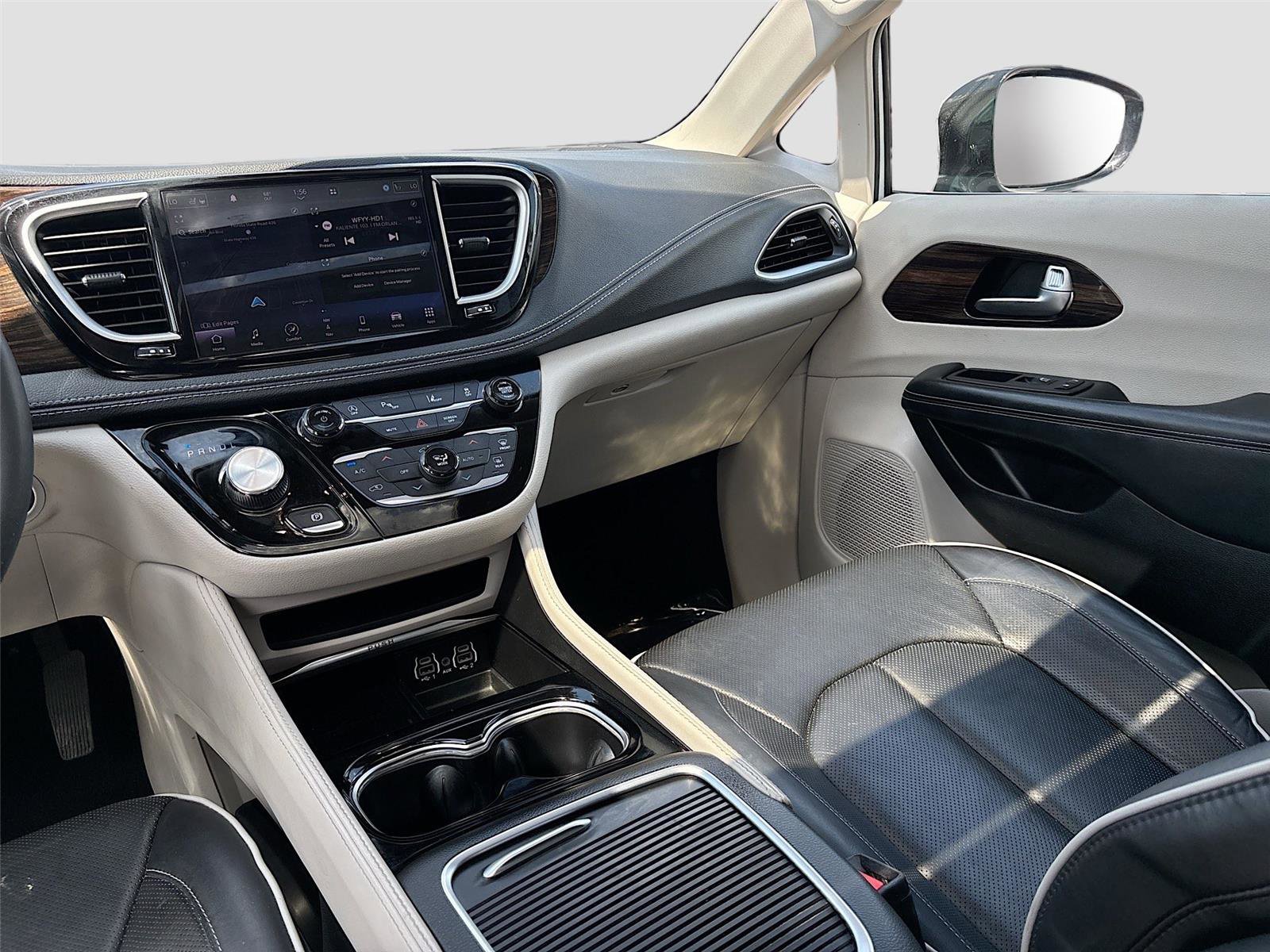 Used 2023 Chrysler Pacifica Limited image 24