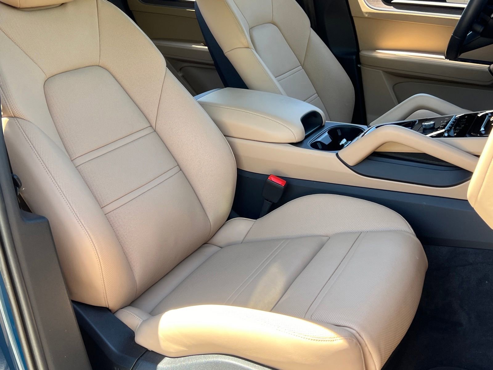 Certified 2025 Porsche Cayenne GTS AWD/4WD image 15