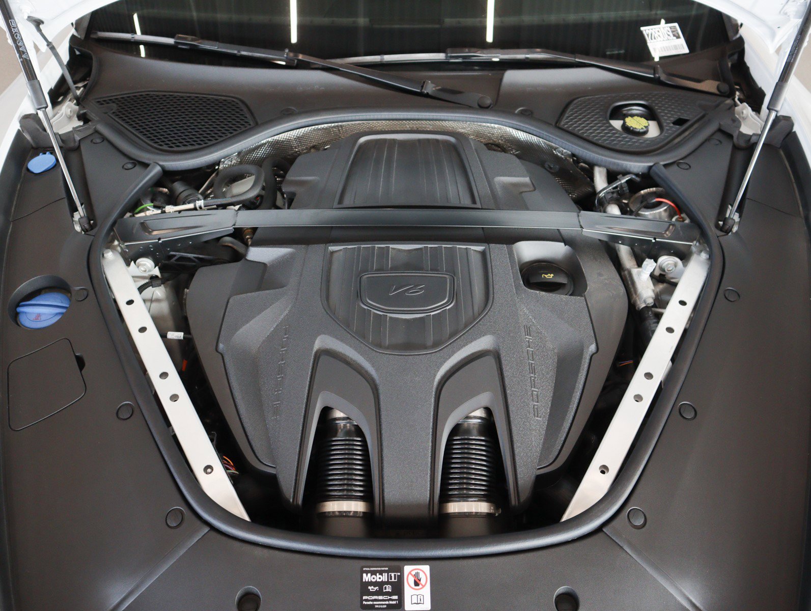 Certified 2025 Porsche Panamera 4 image 12