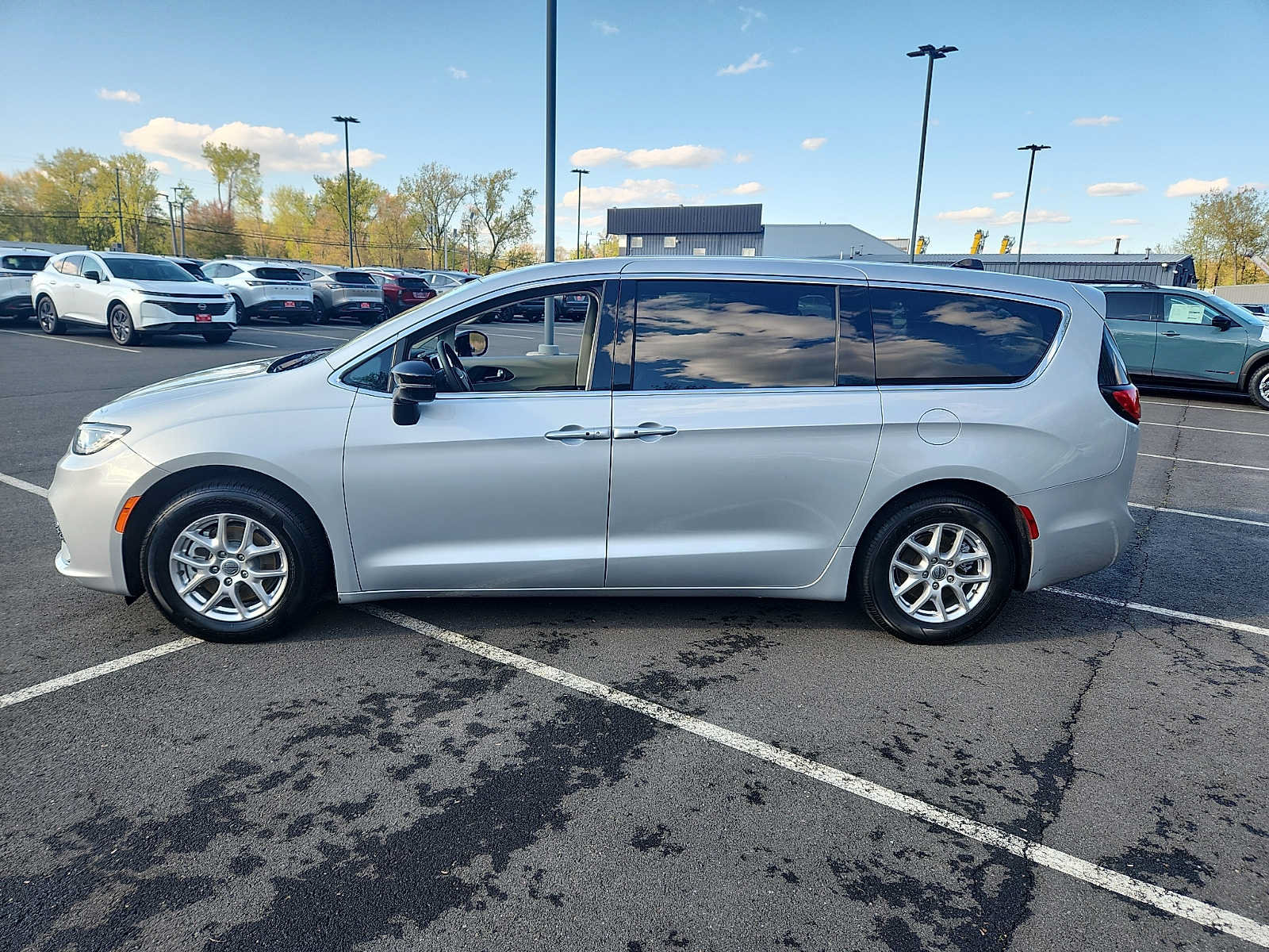 Used 2024 Chrysler Pacifica Touring-L FWD image 7