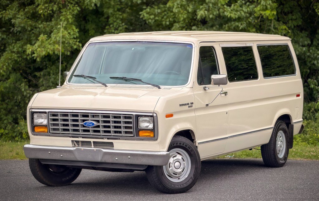 Used 1990 Ford E-150 and Econoline 150 RWD image 2