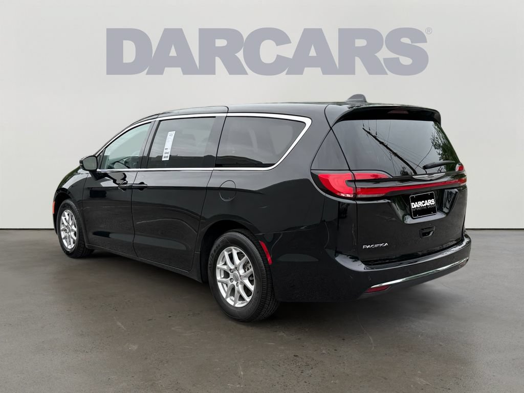 Used 2024 Chrysler Pacifica Touring-L FWD image 5