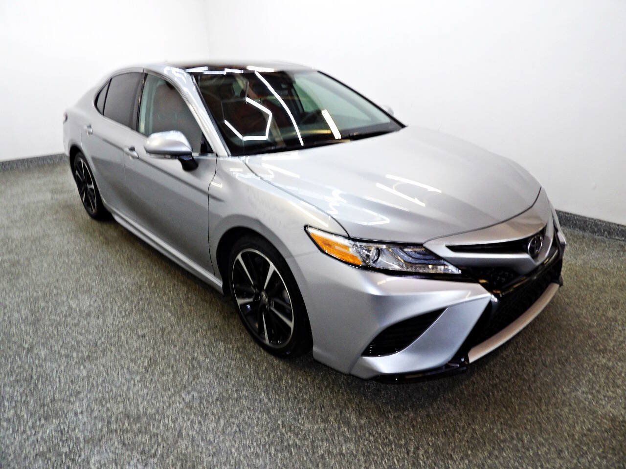 Used 2020 Toyota Camry XSE FWD image 3