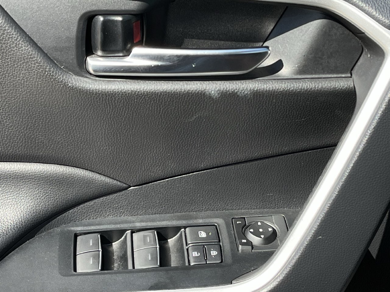 Used 2025 Toyota RAV4 XLE AWD/4WD image 21