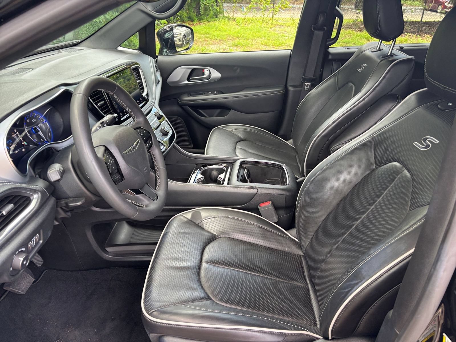 Used 2025 Chrysler Pacifica Limited FWD image 29