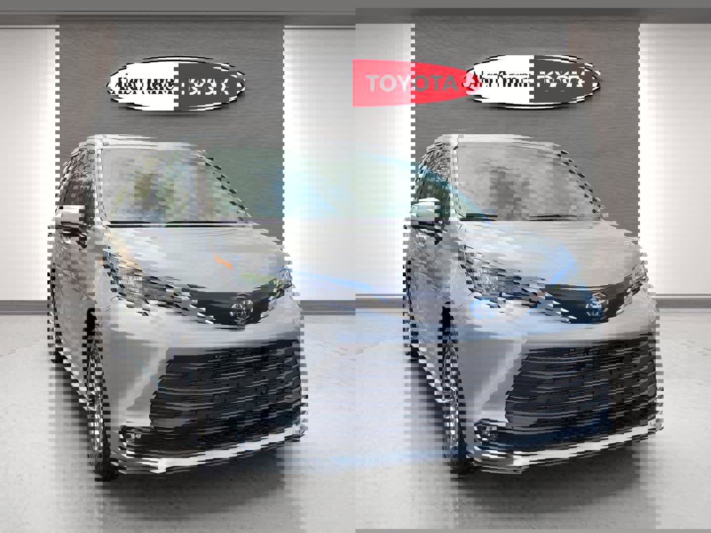 Used 2025 Toyota Sienna XLE AWD/4WD image 3