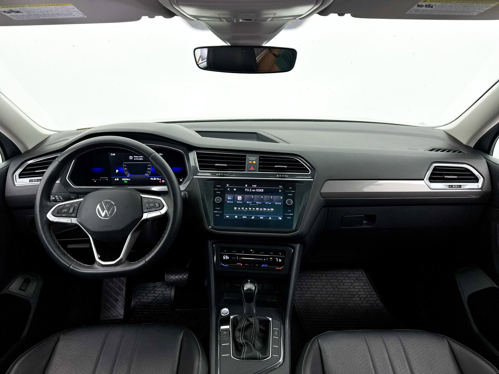 Used 2022 Volkswagen Tiguan SE w/ Panoramic Sunroof Package image 19