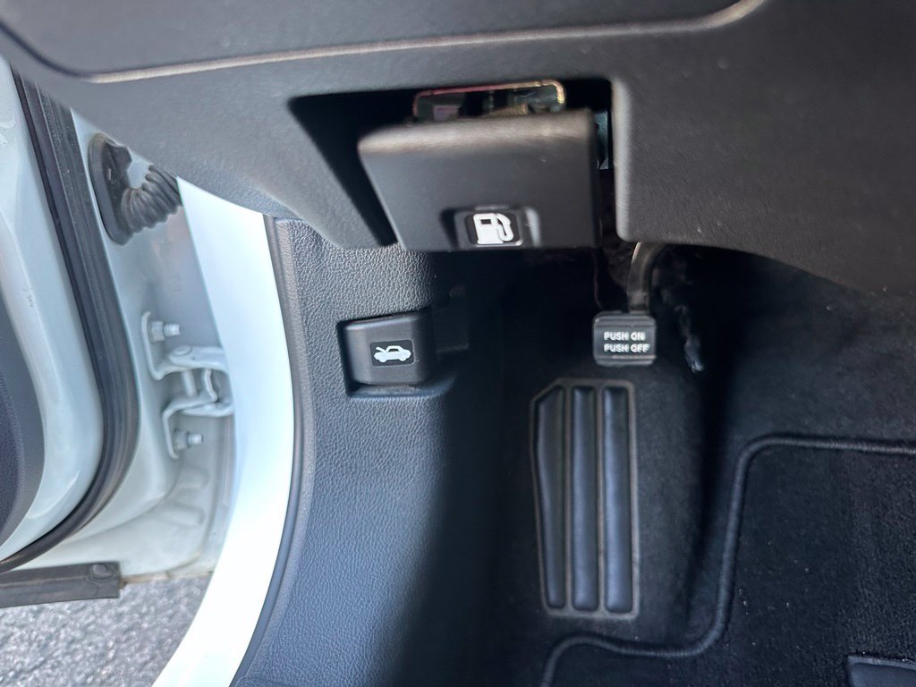 Used 2025 Nissan Altima 2.5 SV FWD image 13