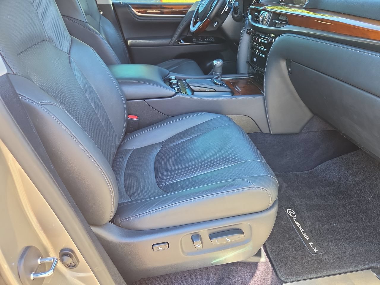 Used 2017 Lexus LX 570 4WD w/ Luxury Package image 29