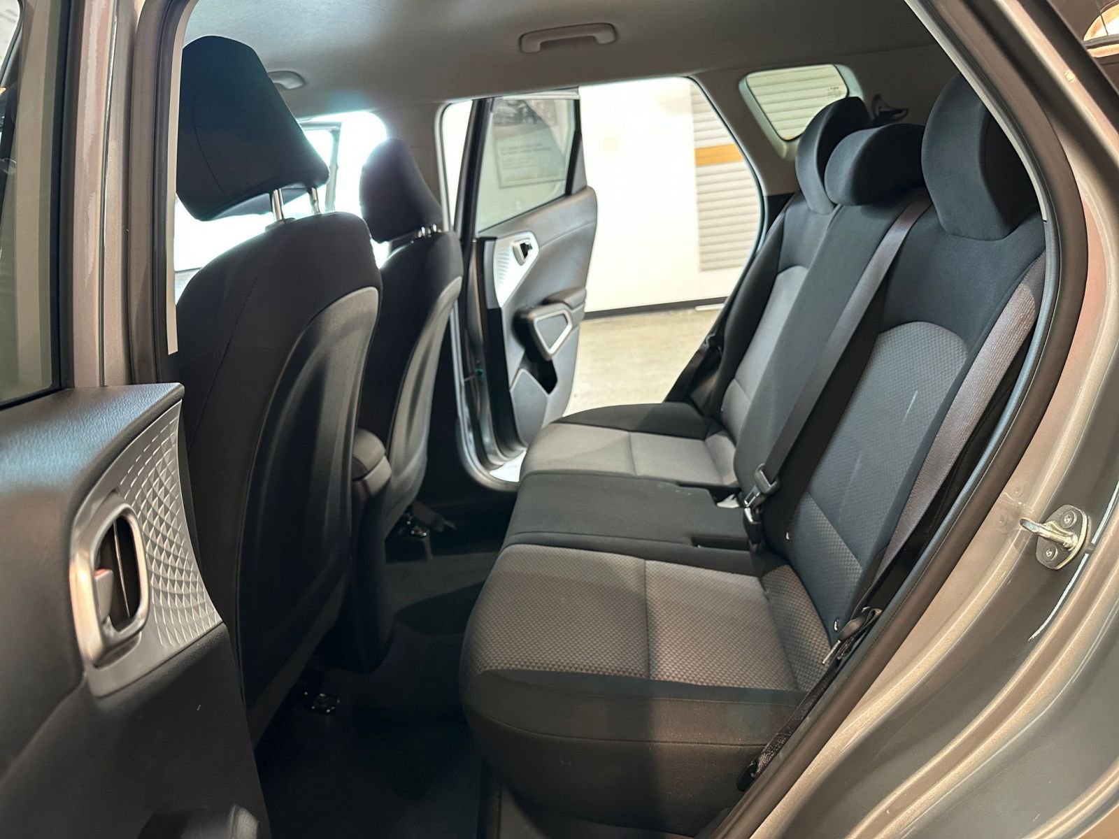 Used 2025 Kia Soul LX w/ LX Technology Package FWD image 24
