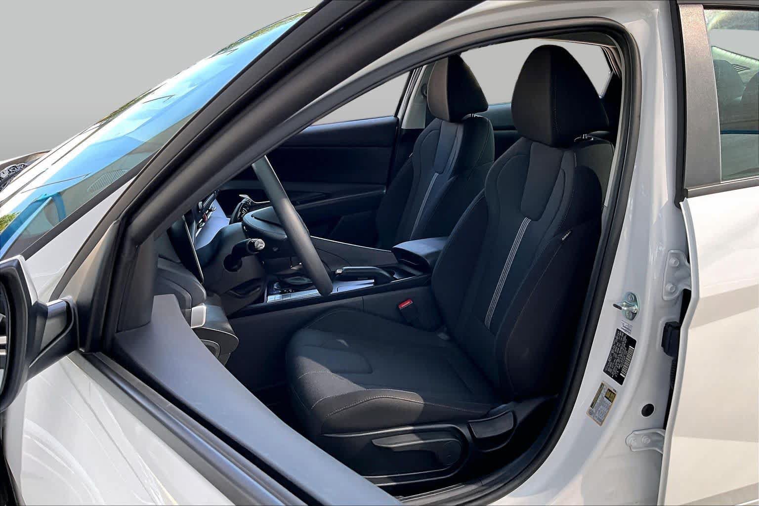 Used 2026 Hyundai Elantra SE FWD image 8