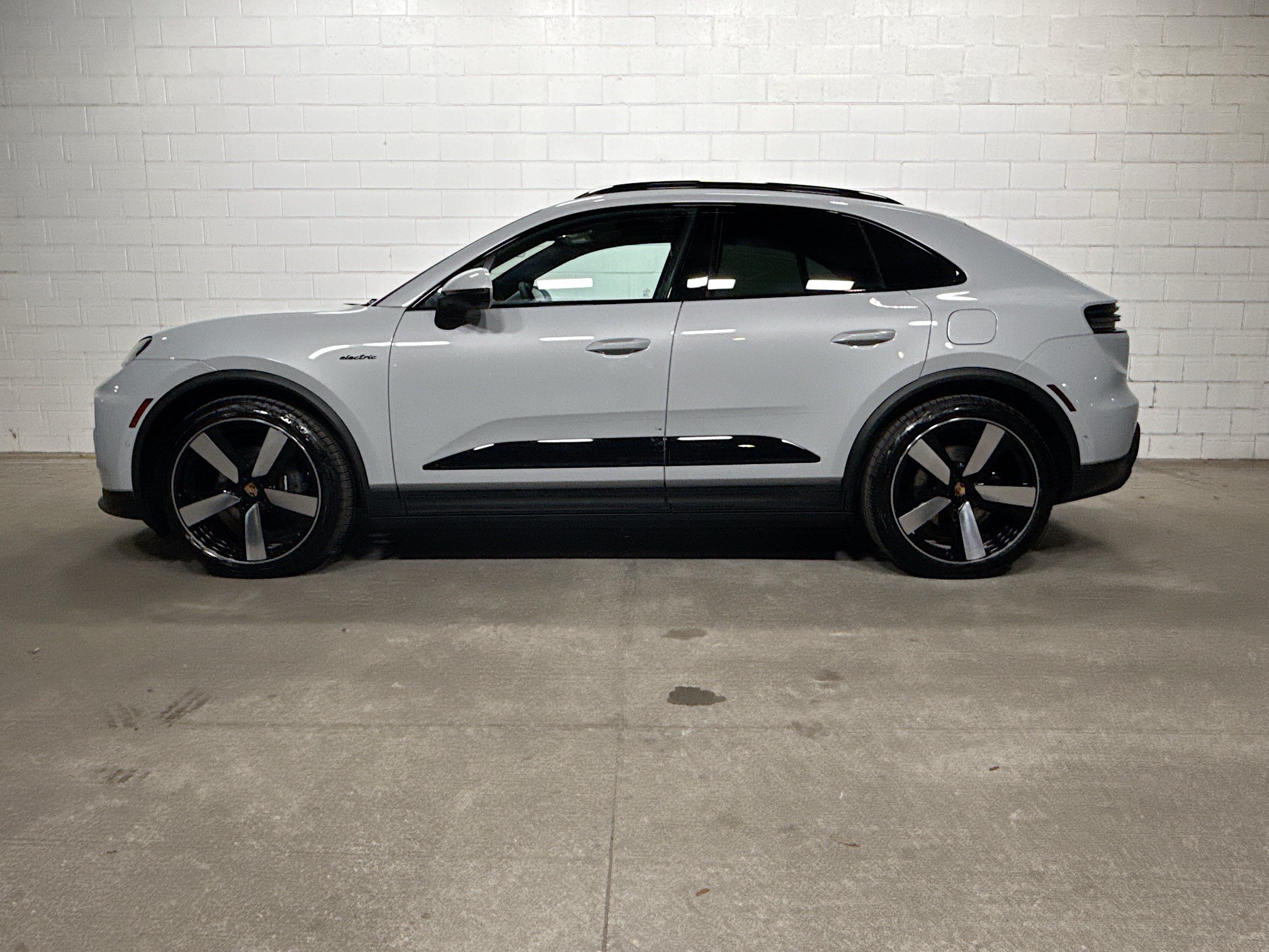 Certified 2026 Porsche Macan Electric RWD image 2