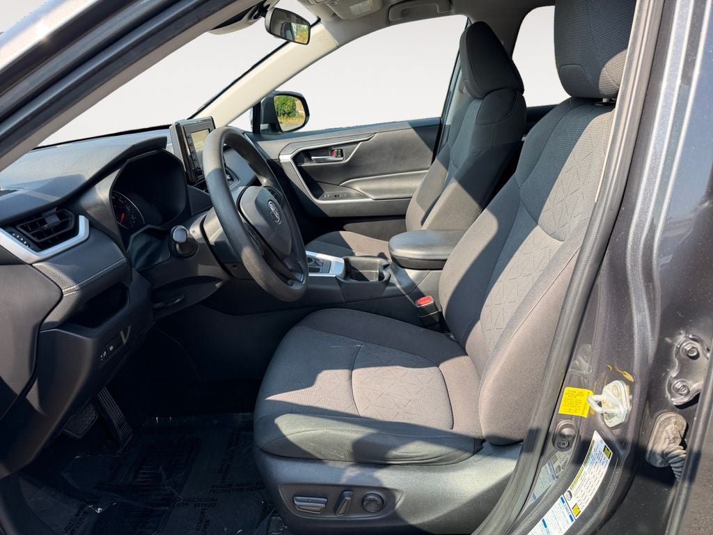 Used 2021 Toyota RAV4 XLE AWD/4WD image 6