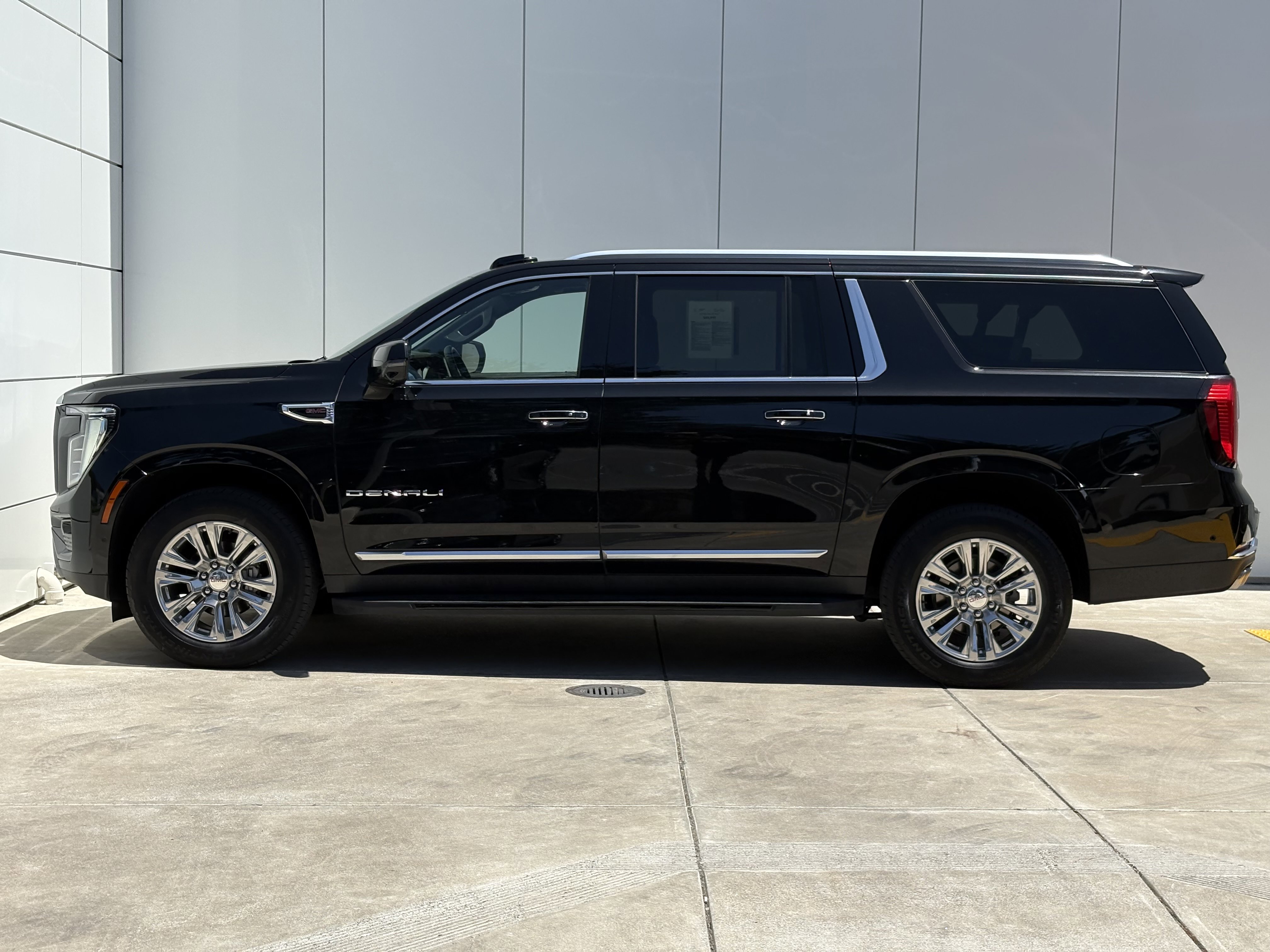 Used 2025 GMC Yukon XL Denali AWD/4WD image 4