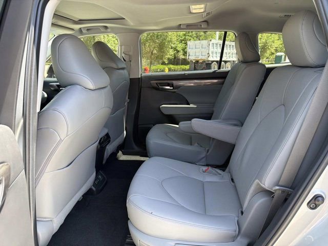 Used 2024 Toyota Highlander Limited image 14