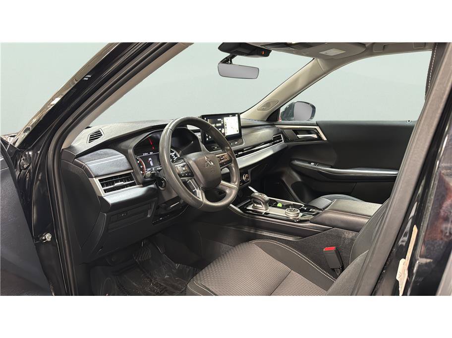 Used 2025 Mitsubishi Outlander ES FWD image 13