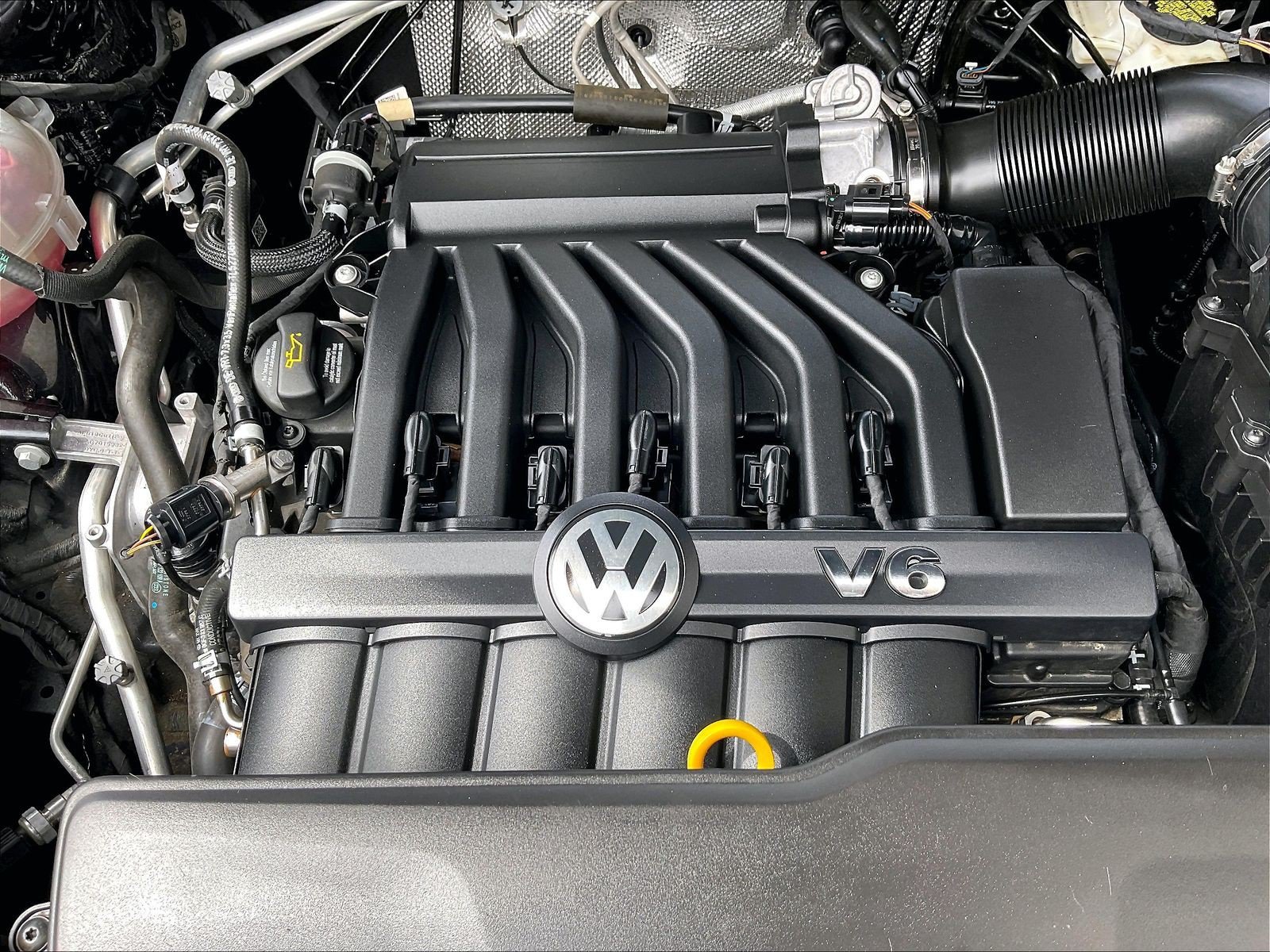 Certified 2022 Volkswagen Atlas Cross Sport SEL R-Line AWD/4WD image 32