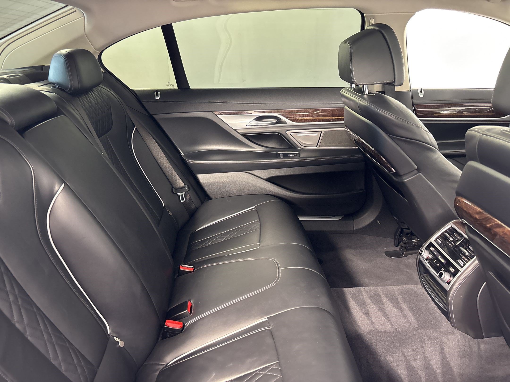 Used 2022 BMW 750Li xDrive AWD/4WD image 31