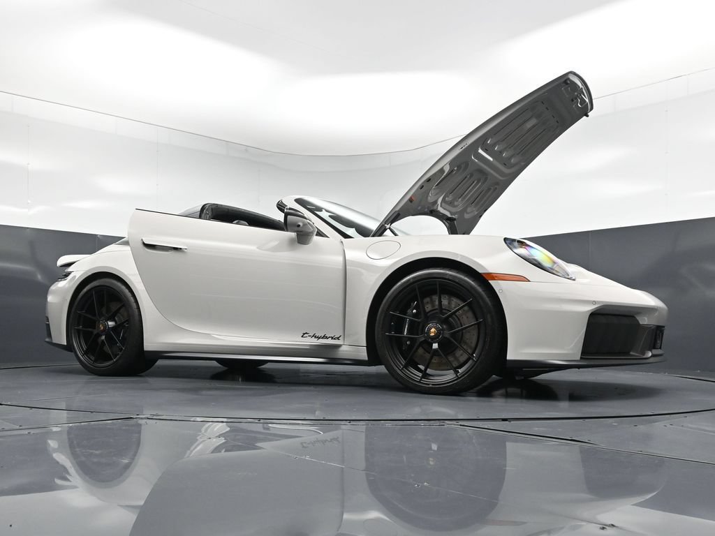 Certified 2026 Porsche 911 Targa 4 GTS AWD/4WD image 33