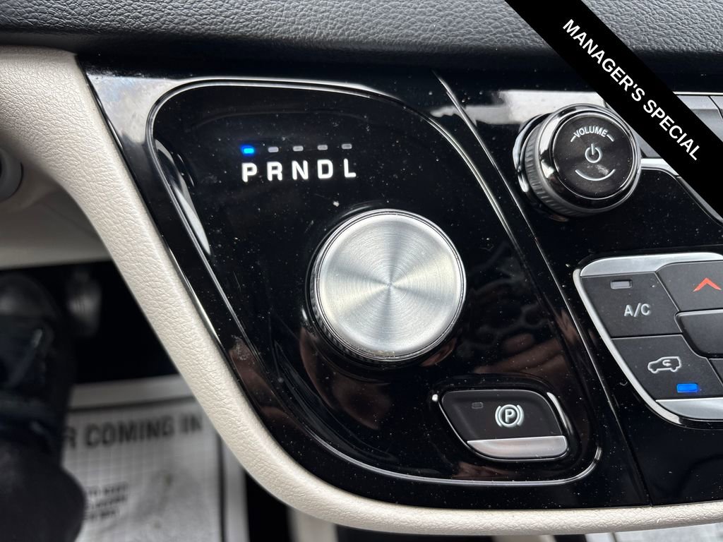 Used 2022 Chrysler Pacifica Touring-L FWD image 24