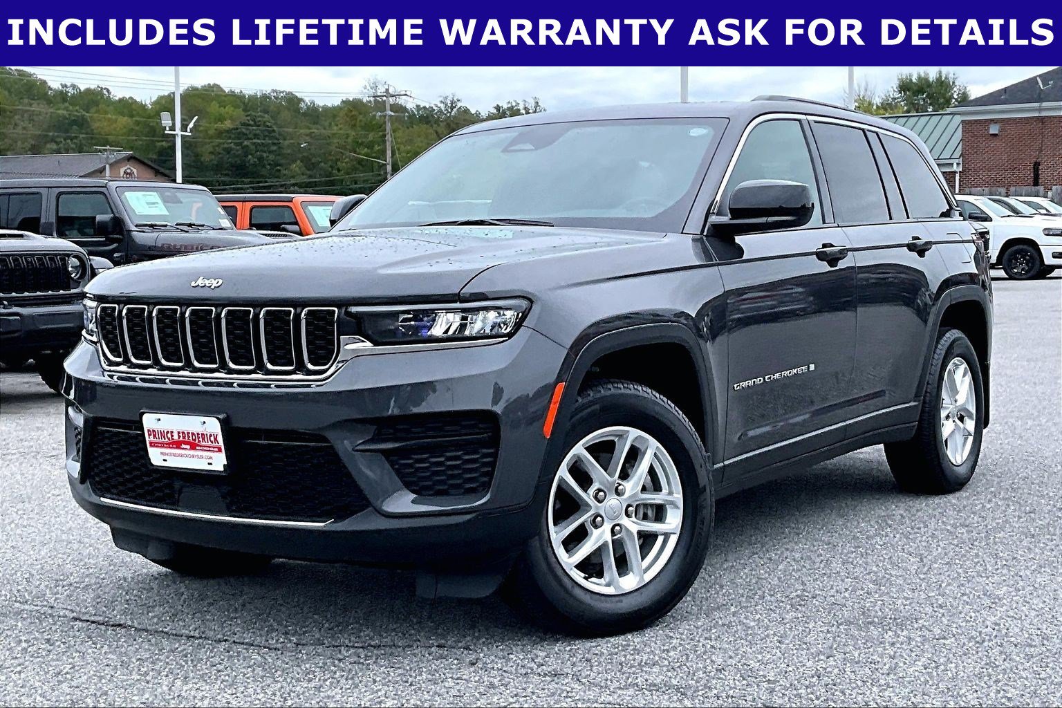 Used 2025 Jeep Grand Cherokee 4WD image 3
