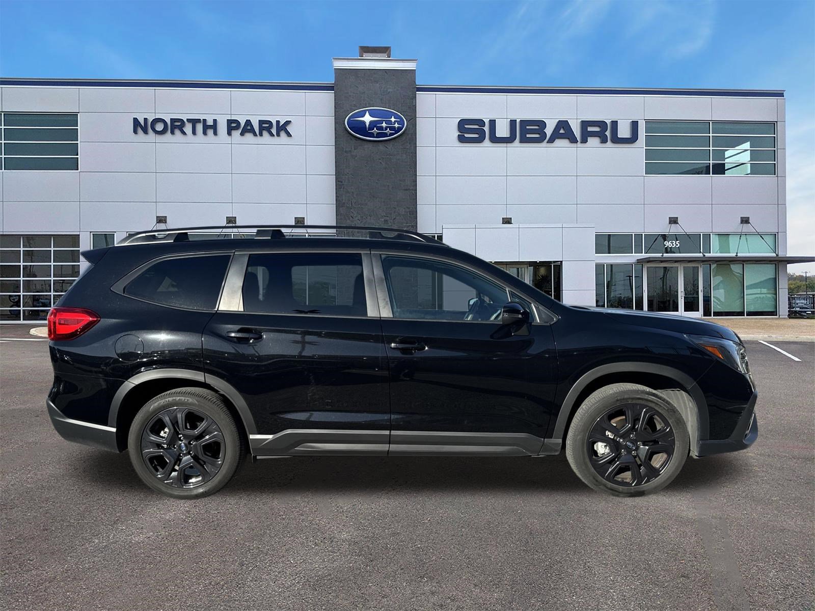 Used 2023 Subaru Ascent Onyx Edition image 2