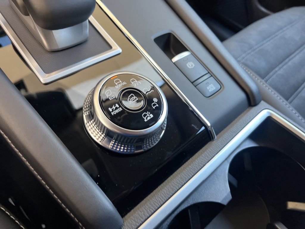 New 2025 Mitsubishi Outlander SE image 9