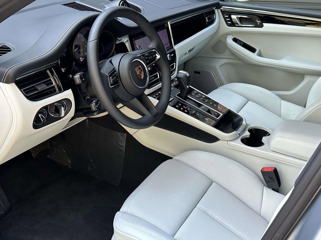 Certified 2025 Porsche Macan S AWD/4WD image 4