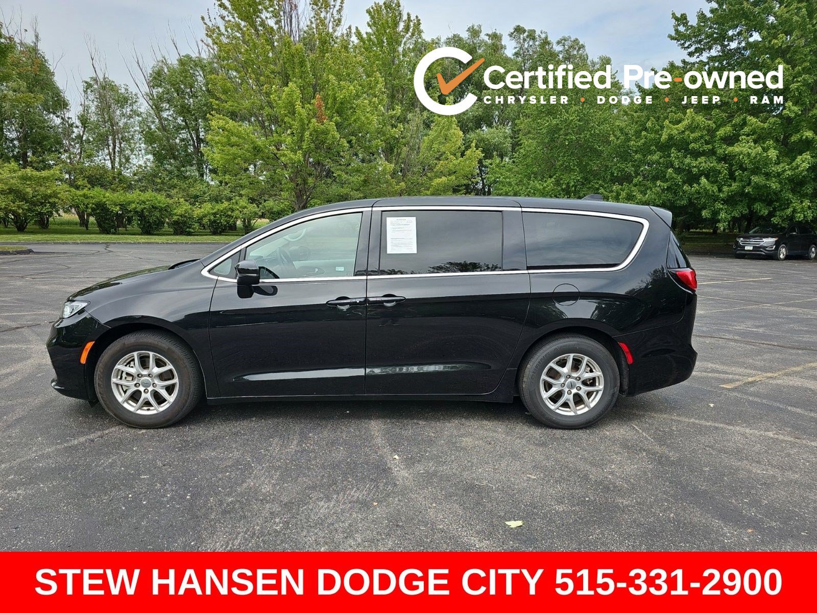 Used 2023 Chrysler Pacifica Touring-L FWD image 1