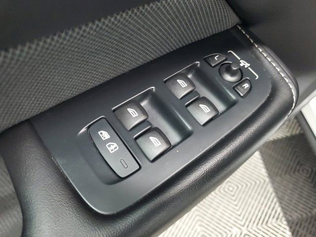 Used 2022 Volvo XC60 B6 R-Design image 17